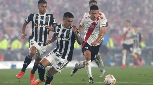 Echeverri em campo pelo River Plate contra o Atlético MG em partida da Libertadores. Jogador vai para o Manchester City após sul-americano. Foto: Daniel Jayo/Getty Images