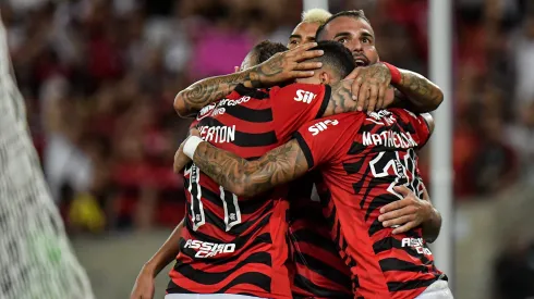 Jogadores do Flamengo se abraçando em partida do campeonato carioca. Thiago Maia pode ir para o Santos. Foto: Thiago Ribeiro/AGIF
