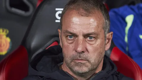 Hansi FLick pode mandar a campo duas novidades no Barcelona (Photo by Rafa Babot/Getty Images)