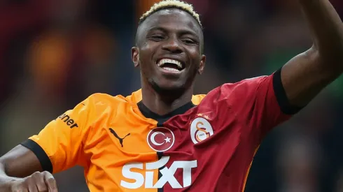 Victor Osimhen, do Napoli, pode defender o Manchester United, segundo portal (Photo by Ahmad Mora/Getty Images)