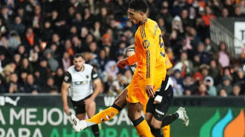 Os torcedores do Real Madrid expressaram apoio e cobranças ao técnico Carlo Ancelotti após uma vitória suada contra o Valencia, que expôs fragilidades na definição de estratégias, como a escolha do cobrador de pênaltis. (Foto: Aitor Alcalde/Getty Images)