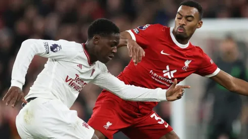 O clássico Liverpool x Manchester United chega com um contraste inédito: enquanto os Reds vivem um dos melhores momentos da temporada, liderando a Premier League, os Red Devils enfrentam uma crise que os coloca perigosamente próximos da zona de rebaixamento. (Foto: Clive Brunskill/Getty Images)