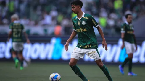 Vitor Reis com a camisa do Palmeiras contra o São Paulo. Jogador tem sondagens da Europa. Foto: Ettore Chiereguini/AGIF