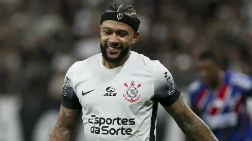 Corinthians pega todos de surpresa e encaminha parceiro de ataque para Memphis Depay. (Photo by Ricardo Moreira/Getty Images)