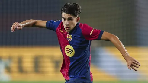 Toni Fernández, de apenas 16 anos, entrou para a história do Barcelona ao estrear no time principal durante a Copa del Rey. Em uma vitória por 4 a 0 contra o Barbastro, o jovem atacante demonstrou o potencial que o coloca como uma das grandes promessas do clube catalão. (Foto: Eric Alonso/Getty Images)