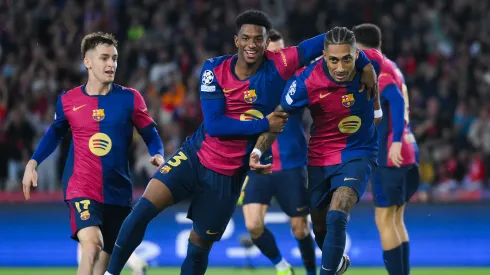 Raphinha ao lado de Balde pelo Barcelona