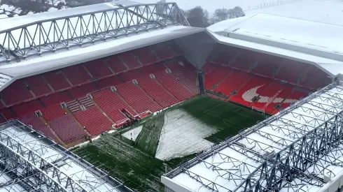 Apesar das condições climáticas adversas que paralisaram transportes e desafiaram a logística, o aguardado clássico da Premier League entre Liverpool x Manchester United será realizado em Anfield. (Foto: Carl Recine/Getty Images)