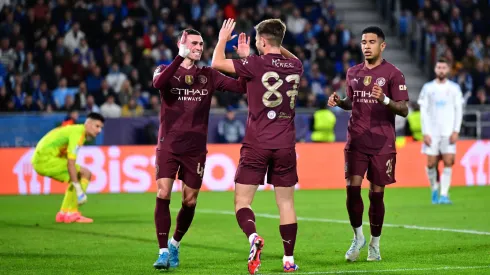 James McAtee ao lado de Foden e Savinho pelo Manchester City
