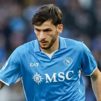 Khvicha Kvaratskhelia pode pintar na Premier League após gigante iniciar conversas com o Napoli
