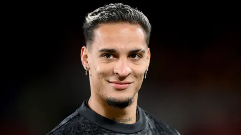 Antony, atacante do Manchester United, pode deixar o clube para assinar com time inesperado. (Photo by Justin Setterfield/Getty Images)