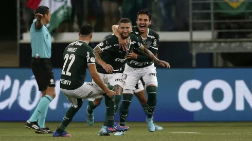 Jogadores do Palmeiras comemorando vitória contra o Athletico. Zé Rafael pode estar de saída para o Santos. Foto: Alexandre Schneider