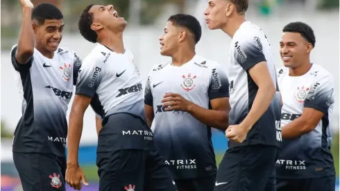 Com contrato até 2027 e presença marcante nas categorias de base da Seleção Brasileira, Denner desponta como uma das joias da base alvinegra, consolidando seu lugar como um dos talentos mais promissores da competição. (Foto: Divulgação / Instagram / Corinthians)