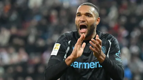 Jonathan Tah durante partida do Bayer Leverkusen