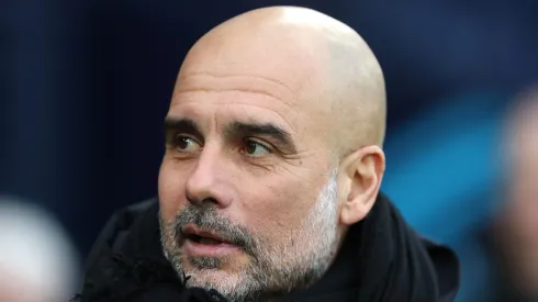 .Pep Guardiola observando jogo contra o West Ham United. City busca substituto para Rodri. Foto: Carl Recine