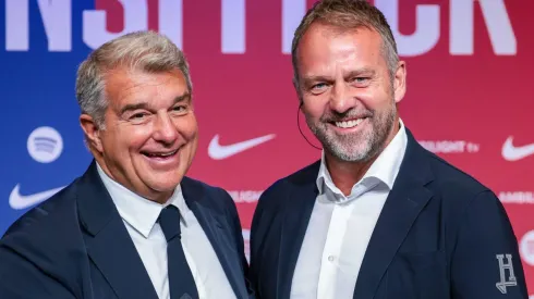 Laporta, presidente do Barcelona e o treinador Hansi FLick. (Photo by Eric Alonso/Getty Images)