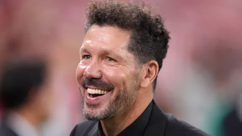 Diego Simeone analisa opções para o setor defensivo do Atlético de Madrid. (Photo by Juan Manuel Serrano Arce/Getty Images)