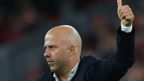 Treinador do Liverpool, Arne Slot, aprova Kvaratskhelia (Photo by Carl Recine/Getty Images)