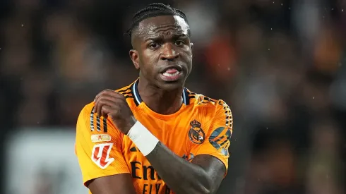 Vini Jr deixa Ancelotti irritado no Real Madrid e bastidores são revelados na Espanha. (Photo by Aitor Alcalde/Getty Images)