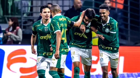 Vitor Reis jogador do Palmeiras comemora seu gol com jogadores do seu time durante partida contra o Corinthians