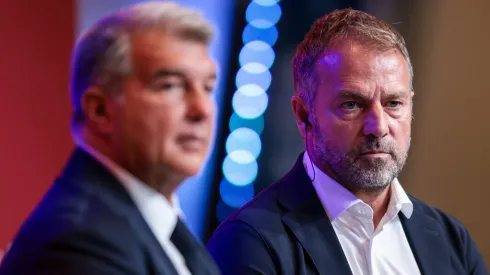 Hansi Flick e Laporta em apresentação do alemão como novo técnico do Barcelona. Treinador e Presidente divergem sobre a vinda de Rafael Leão. Foto: Eric Alonso