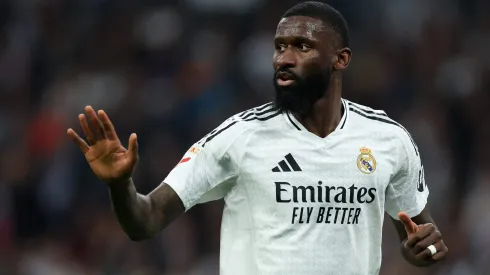 Rüdiger com a camisa do Real Madrid em jogo do campeonato espanho. Zagueiro foi chamado de 'louco' por Tah. Foto: Florencia Tan Jun