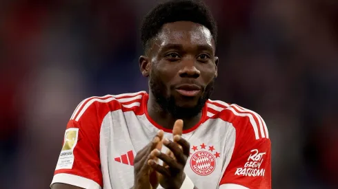 Alphonso Davies, do Bayern de Munique, é alvo do Real Madrid (Photo by Alexander Hassenstein/Getty Images)