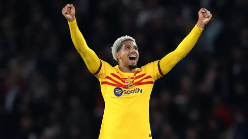 Ronald Araújo jogador do Barcelona em partida contra o PSG