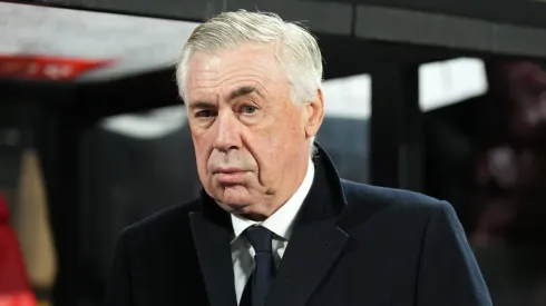 Ancelotti observando o campo em jogo do Real Madrid diante do Rayo Vallecano. Real tem interesse em Andrei Ratiu. Foto: Angel Martinez