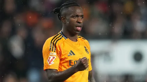 Vini Jr em campo contra o Valencia. Jogador atrai interesse do futebol saudita. Foto: Aitor Alcalde