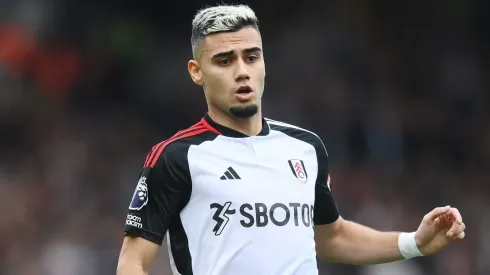 O Palmeiras intensifica os esforços para contratar Andreas Pereira, oferecendo uma proposta robusta ao Fulham. (Foto: Alex Davidson/Getty Images)
