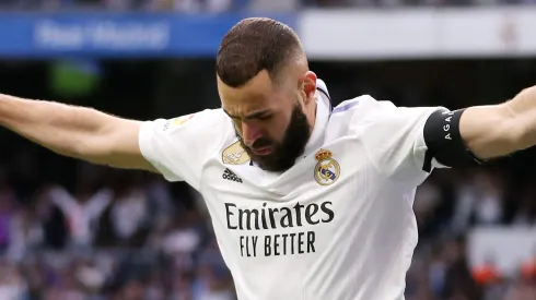 Karim Benzema, lenda do Real Madrid, abre possibilidade de retorno ao clube em entrevista recente, destacando seu impacto contínuo no futebol, mesmo após saída para a Arábia Saudita. (Foto: Florencia Tan Jun/Getty Images)