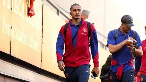 A mensagem recebida por Hansi Flick, técnico do Barcelona, levantou rumores sobre o futuro de Araújo e Raphinha.<br />
(Foto: Fran Santiago/Getty Images)