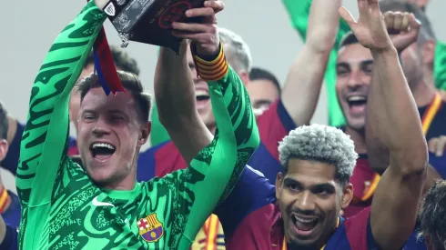 Além de erguer o troféu, o Barcelona aproveitou a rivalidade para alfinetar o rival nas redes sociais, celebrando o triunfo em grande estilo. (Foto: Yasser Bakhsh/Getty Images)