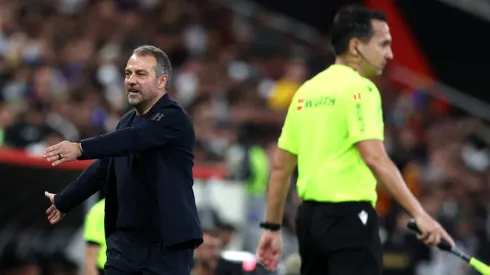 A vitória categórica do Barcelona sobre o Real Madrid na final da Supercopa da Espanha marcou um início promissor para o técnico Hansi Flick. (Foto: Yasser Bakhsh/Getty Images)
