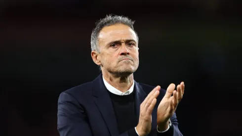 PSG de Luis Enrique oficializa proposta por atacante da Premier League.