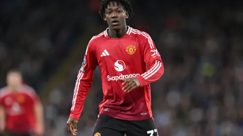 Kobbie Mainoo em campo pelo Manchester United (Photo by Michael Regan/Getty Images)