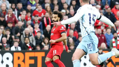 Mohamed Salah finaliza no gol em partida da Premier League entre Nottingham Forest e Liverpool. Foto: Andrew Orchard sports photography / Alamy Stock Photo