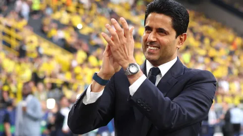 Nasser Al-Khelaifi aplaudindo a torcida em jogo contra o Borussia Dortmund. Presidente do PSG planeja reforços para a janela de inverno. Foto: Alex Grimm