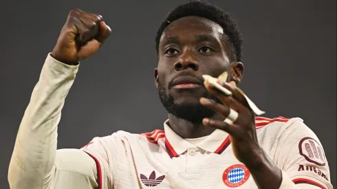 Alphonso Davies, do Bayern de Munique, é alvo do REAL Madrid. (Photo by Stuart Franklin/Getty Images)
