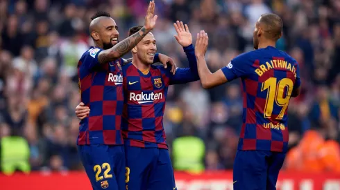 Arthur e companheiros da época de Barcelona em jogo de LaLiga. Jogador pode estar retornando ao futebol espanhol. Foto: Alex Caparros/Getty Images