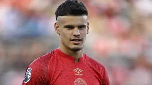 Milos Kerkez, do Bournemouth prefere o Liverpool. (Photo by Orlando Ramirez/Getty Images)