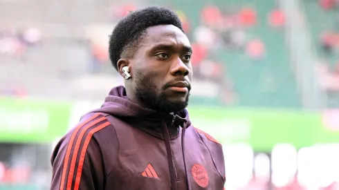 Lateral-esquerdo Alphonso Davies durante pré-jogo