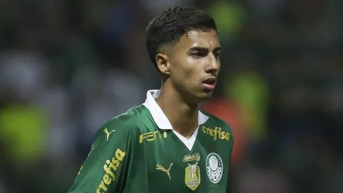 Vitor Reis encaminha acordo com o Manchester City. (Photo by Ricardo Moreira/Getty Images)