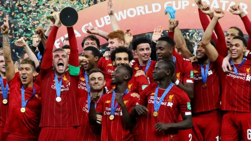 Sadio Mané e o elenco do Liverpool com o troféu do título Mundial de 2019