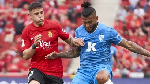 Com 17 gols em meia temporada, ele atraiu o interesse de grandes clubes, como o Atlético de Madrid. Sua versatilidade e faro de gol o colocam como uma das promessas mais valiosas do futebol espanhol. (Foto: Rafa Babot/Getty Images)