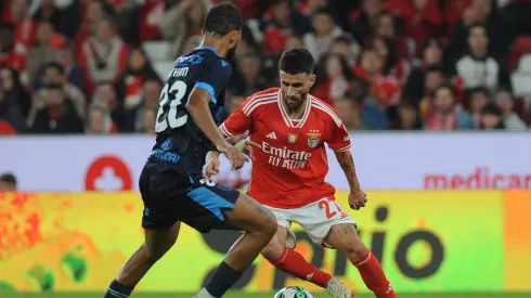 Jogadores dividem a bola em partida da Liga Portugal entre Benfica e Famalicão. Foto: Atlantico Presse Lda / Alamy Stock Photo