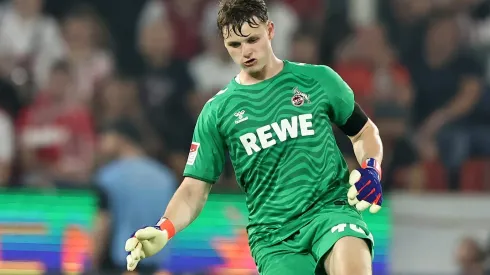 A negociação entre Bayern de Munique e 1.FC Köln pelo goleiro Jonas Urbig enfrenta impasses financeiros, com o clube de Colônia exigindo altas compensações. Apesar de um acordo verbal com o jogador, o Bayern hesita em atender às demandas, tornando o desfecho incerto. (Foto: Christof Koepsel/Getty Images)