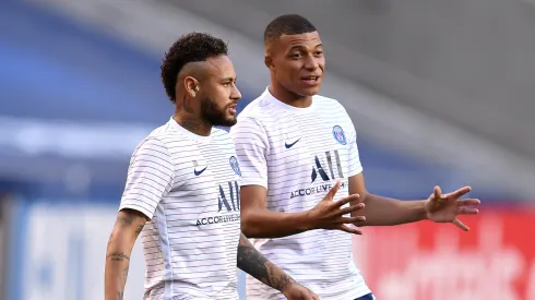 Kylian Mbappé e Neymar antes de jogo do PSG