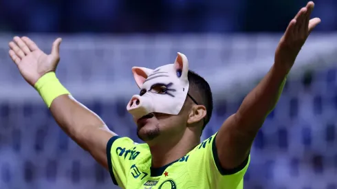 Rony usando máscara de porco em jogo contra o Bahia. Santos negocia a contratação do atacante. Foto: Marcello Zambrana/AGIF