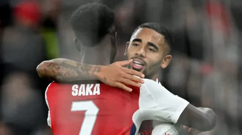 Com Gabriel Jesus e Bukayo Saka afastados, o Arsenal enfrenta dificuldades no ataque e precisa agir no mercado. (Foto por Justin Setterfield/Getty Images)